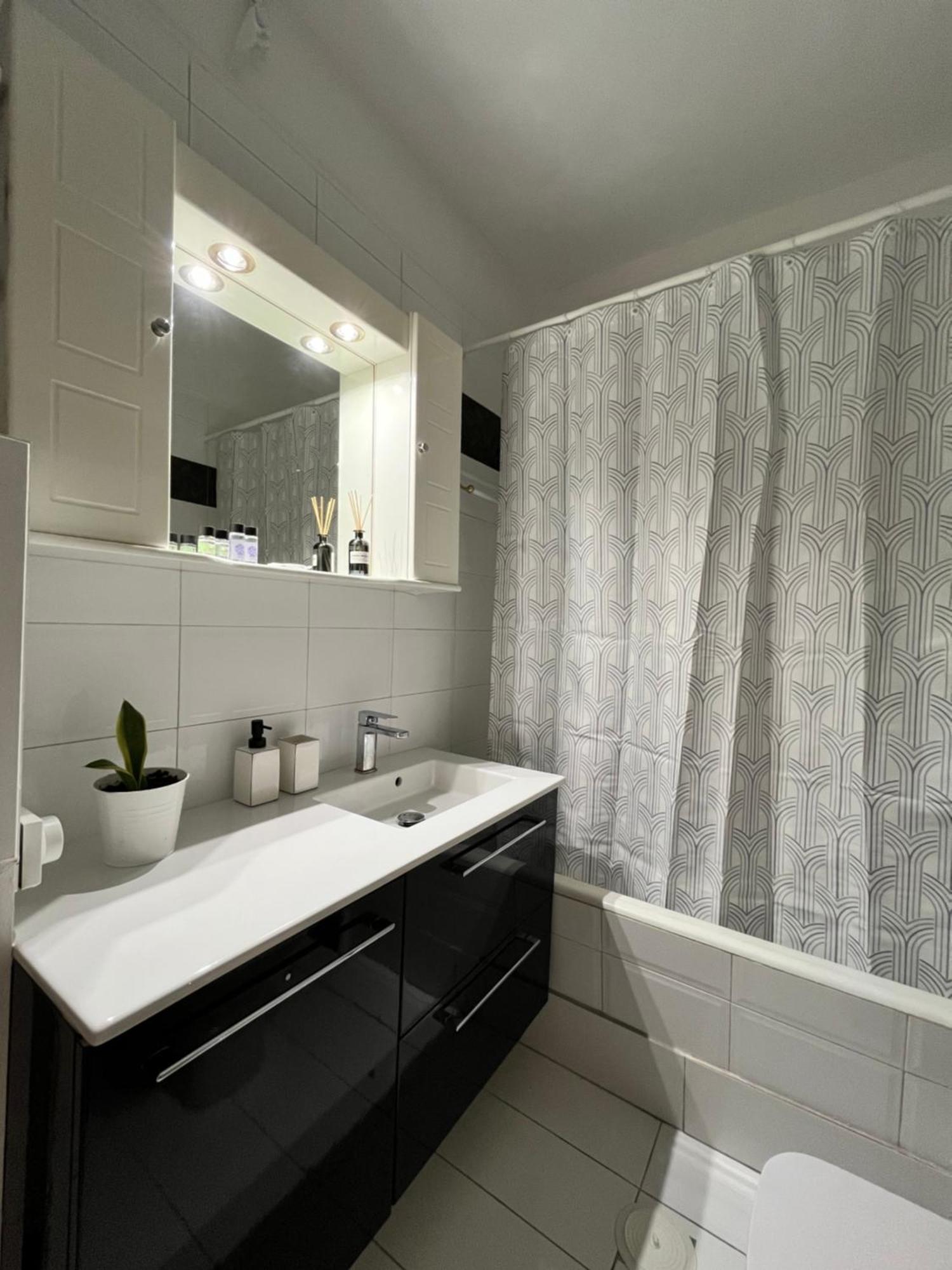 Quiet Apartment With Garden View In Kolonaki Athens Exterior photo